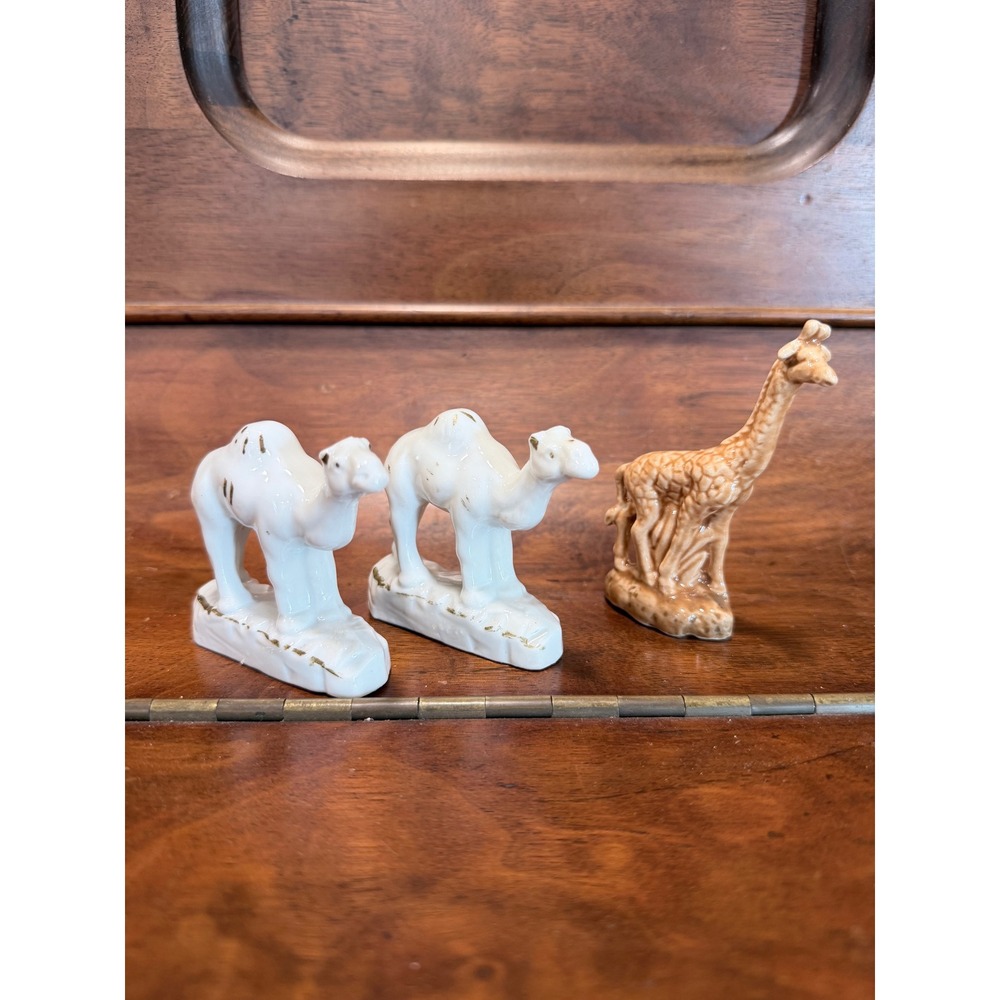 Vintage Japan Ceramic Animal Figurine Set White Gold Camels & Tan Giraffe 3pc